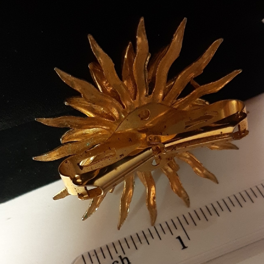 1950's Vintage Goldtone Sunburst Brooch with Pearl Accent & a Hinged Clip - Picture 8 of 14